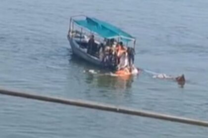 टला बड़ा - टला बड़ा हादसा: वाराणसी में दो नावों की टक्कर के बाद गंगा में समा गई एक नाव, बाल- बाल बचे पांच लोग