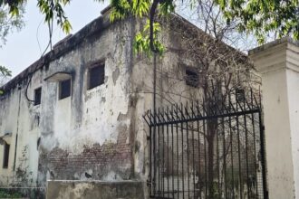 AMU: - AMU: 1550 करोड़ का बजट फिर भी बदहाल एएमयू हॉस्टल, इमारतों पर उगी झाड़ियां और टपकती हैं छतें