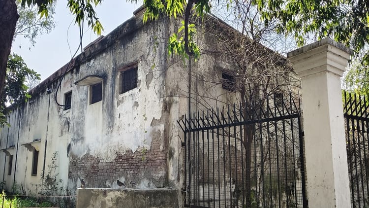 AMU: - AMU: 1550 करोड़ का बजट फिर भी बदहाल एएमयू हॉस्टल, इमारतों पर उगी झाड़ियां और टपकती हैं छतें