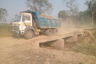 Lakhimpur - Lakhimpur Kheri News: मिट्टी भरे डंपर निकलने से चार दशक पुरानी पुलिया क्षतिग्रस्त