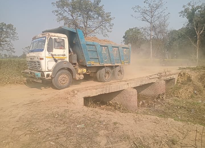 Lakhimpur - Lakhimpur Kheri News: मिट्टी भरे डंपर निकलने से चार दशक पुरानी पुलिया क्षतिग्रस्त