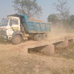 Lakhimpur - Lakhimpur Kheri News: मिट्टी भरे डंपर निकलने से चार दशक पुरानी पुलिया क्षतिग्रस्त