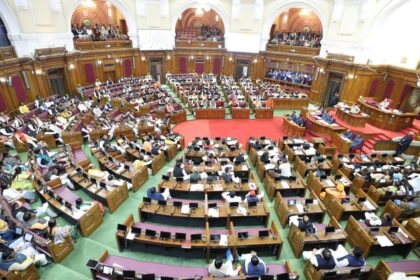 यूपी: - यूपी: 'प्रदेश में बेलगाम हुई हुई नौकरशाही, थानेदार तक नहीं उठाते विधायकों के फोन'; विधानसभा में उठा मुद्दा