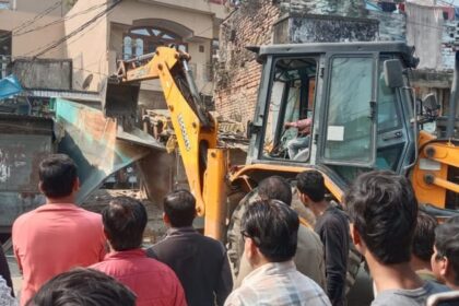 UP: लखीमपुर - UP: लखीमपुर खीरी में बच्ची से अश्लील हरकत पर भड़का आक्रोश, आरोपी गिरफ्तार; दुकान पर चला बुलडोजर