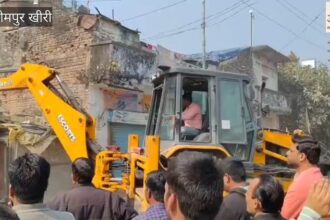 Video: - Video: लखीमपुर खीरी में बच्ची से अश्लील हरकत, आरोपी गिरफ्तार, दुकान पर चला बुलडोजर