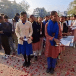 UP Board - UP Board Exam: यूपी बोर्ड परीक्षाएं आज, परीक्षा केंद्रों पर पुष्पवर्षा कर किया गया परीक्षार्थियों का स्वागत