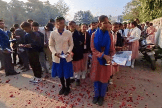 UP Board - UP Board Exam: यूपी बोर्ड परीक्षाएं आज, परीक्षा केंद्रों पर पुष्पवर्षा कर किया गया परीक्षार्थियों का स्वागत