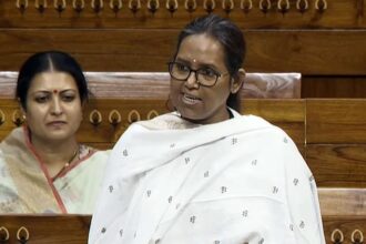 Maharashtra: - Maharashtra: मुस्लिम आरक्षण रद्द करने पर महाराष्ट्र में सियासी संग्राम, गायकवाड़ बोलीं- लोकतंत्र के लिए खतरनाक