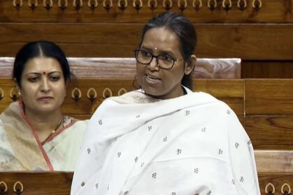 Maharashtra: - Maharashtra: मुस्लिम आरक्षण रद्द करने पर महाराष्ट्र में सियासी संग्राम, गायकवाड़ बोलीं- लोकतंत्र के लिए खतरनाक