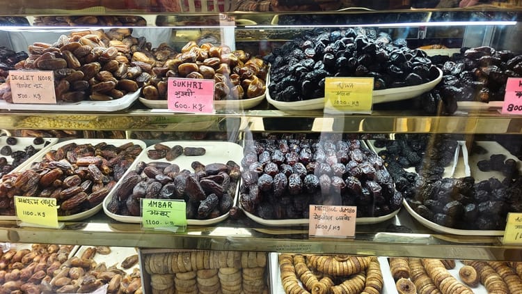 Lakhimpur - Lakhimpur Kheri News: विदेशों से आई खजूर की 18 से अधिक किस्में