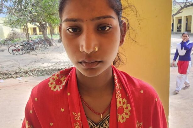 Lakhimpur - Lakhimpur Kheri News: हाथों की जलन से ज्यादा चुभे नियम, परीक्षा से वंचित छात्रा