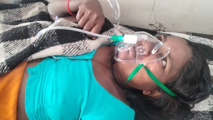 UP News: - UP News: प्रसव पीड़ा नहीं हुई बर्दाश्त, महिला ने चाकू से फाड़ लिया पेट; नाजुक हालत में मेडिकल कॉलेज रेफर