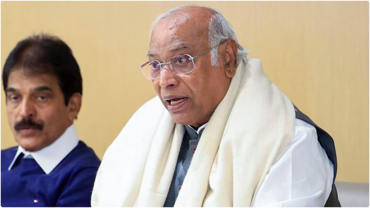 Congress: - Congress: गुजरात कांग्रेस के नेताओं के साथ खरगे की बैठक, आगामी स्थानीय निकाय चुनावों की तैयारियों पर चर्चा