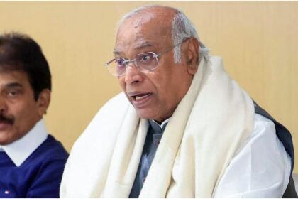 Congress: - Congress: गुजरात कांग्रेस के नेताओं के साथ खरगे की बैठक, आगामी स्थानीय निकाय चुनावों की तैयारियों पर चर्चा