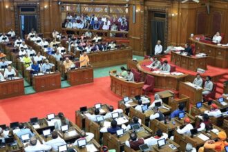 UP Assembly - UP Assembly Session 2026 Live: महंगाई को लेकर सदन में हंगामा, 'बोतल महंगी' की बात पर एक-दूसरे पर कसा तंज