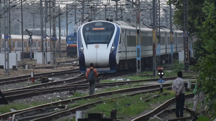 Railway: - Railway: होली पर मुरादाबाद होकर गुजरेंगी तीन स्पेशल ट्रेनें, दो के फेरे बढ़ाए, लखनऊ-वाराणसी जाने वालों को राहत