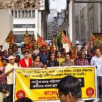 Bengal: - Bengal: यात्रियों को हिंदी बोलने के लिए मजबूर करने का आरोप, बंगला पोक्खो ने स्टेशन पर किया विरोध प्रदर्शन