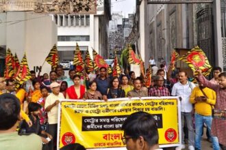 Bengal: - Bengal: यात्रियों को हिंदी बोलने के लिए मजबूर करने का आरोप, बंगला पोक्खो ने स्टेशन पर किया विरोध प्रदर्शन