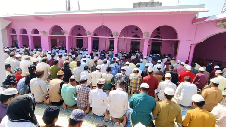 Lakhimpur - Lakhimpur Kheri News: रमजान के पहले जुमे पर मस्जिदों में उमड़े अकीदतमंद