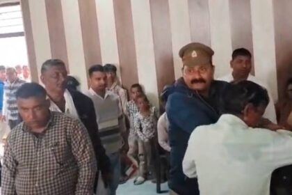 Ayodhya - Ayodhya News: भरी तहसील में अफसरों के सामने किसान ने खुद पर पेट्रोल डालकर किया आत्मदाह का प्रयास, मची खलबली