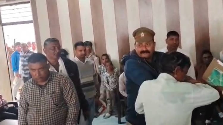 Ayodhya - Ayodhya News: भरी तहसील में अफसरों के सामने किसान ने खुद पर पेट्रोल डालकर किया आत्मदाह का प्रयास, मची खलबली