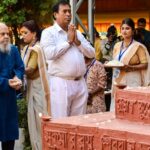 Bengal: - Bengal: ममता बनर्जी के साथ मंच पर दिखे भाजपा सांसद, केंद्र पर लगाया भेदभाव का आरोप; चुनाव से पहले अटकलें तेज