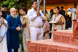 Bengal: - Bengal: ममता बनर्जी के साथ मंच पर दिखे भाजपा सांसद, केंद्र पर लगाया भेदभाव का आरोप; चुनाव से पहले अटकलें तेज