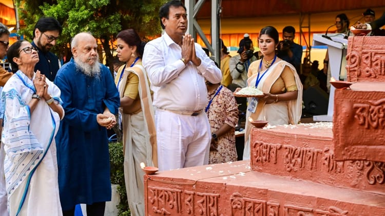 Bengal: - Bengal: ममता बनर्जी के साथ मंच पर दिखे भाजपा सांसद, केंद्र पर लगाया भेदभाव का आरोप; चुनाव से पहले अटकलें तेज