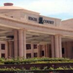 यूपी: - यूपी: अपराधियों से बोली पुलिस-'तुम चारों तरफ से घिर चुके हो, आत्मसमर्पण कर दो; अदालत ने लगाई फटकार