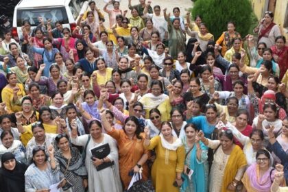 यूपी: - यूपी: टीईटी अनिवार्यता को लेकर प्रदेश के शिक्षकों ने खोला मोर्चा, एक्स पर ट्रेंड हुआ 'जस्टिस फॉर टीचर'