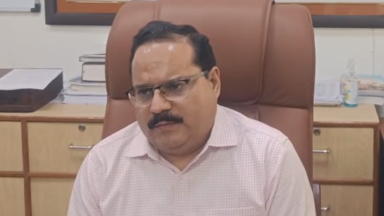 SIR in - SIR in Uttar Pradesh: 1.66 करोड़ नोटिसों की सुनवाई पूरी, 11 जिलों में 70 फीसदी काम पूरा