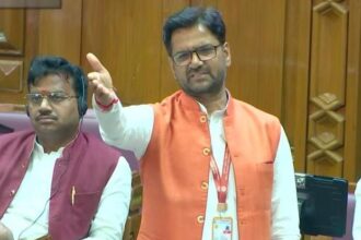 UP: अमरोहा - UP: अमरोहा में भाजपा विधायक की कार में पथराव, शराब के नशे में जमकर बवाल, चाैकी प्रभारी समेत तीन निलंबित