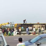 Lucknow: - Lucknow: पूर्वांचल एक्सप्रेस वे पर दर्दनाक हादसे में पांच मौतें, अनियंत्रित होकर पलटी बस, वीभत्स तस्वीरें