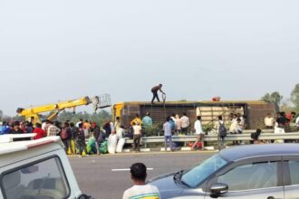 Lucknow: - Lucknow: पूर्वांचल एक्सप्रेस वे पर दर्दनाक हादसे में पांच मौतें, अनियंत्रित होकर पलटी बस, वीभत्स तस्वीरें