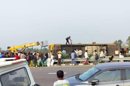 Lucknow: - Lucknow: पूर्वांचल एक्सप्रेस वे पर दर्दनाक हादसे में पांच मौतें, अनियंत्रित होकर पलटी बस, वीभत्स तस्वीरें