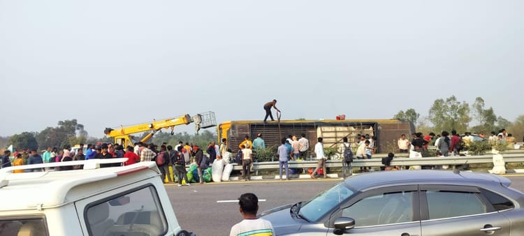 Lucknow: - Lucknow: पूर्वांचल एक्सप्रेस वे पर दर्दनाक हादसे में पांच मौतें, अनियंत्रित होकर पलटी बस, वीभत्स तस्वीरें