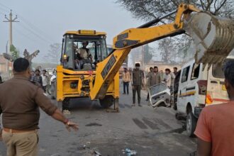 UP: लखीमपुर - UP: लखीमपुर खीरी में ट्रक और वैन की टक्कर से एक छात्र की मौत, चालक समेत 16 घायल; परीक्षा देने जा रहे थे सभी