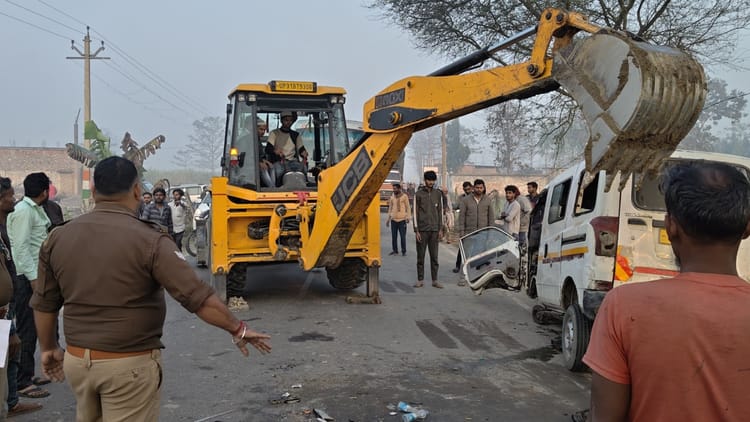 UP: लखीमपुर - UP: लखीमपुर खीरी में ट्रक और वैन की टक्कर से एक छात्र की मौत, चालक समेत 16 घायल; परीक्षा देने जा रहे थे सभी