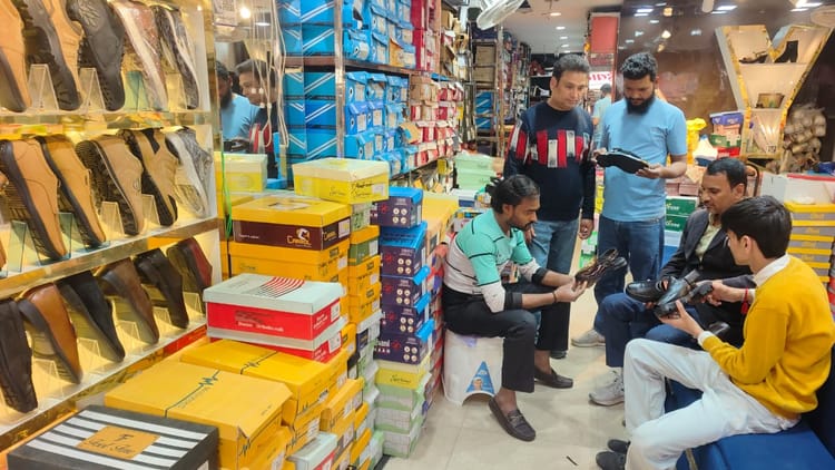 Lakhimpur - Lakhimpur Kheri News: होली स्पेशल कलेक्शन से सजा शहर का फुटवियर बाजार