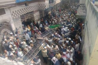 आग से - आग से छह की मौत: एकसाथ उठे चार जनाजे, रात में ही दफना दी थीं जुड़वां बच्चियां, गूंजती रही चीत्कार; छलके आंसू