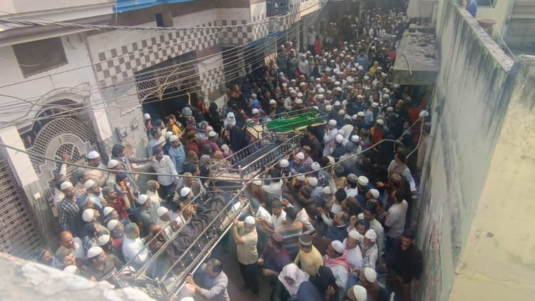 आग से - आग से छह की मौत: एकसाथ उठे चार जनाजे, रात में ही दफना दी थीं जुड़वां बच्चियां, गूंजती रही चीत्कार; छलके आंसू