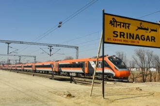 जम्मू - जम्मू और श्रीनगर के बीच दौड़ेगी वंदे भारत: 5 घंटे से भी कम में पूरा होगा सफर; जानें कब होगी शुरू ट्रेन
