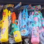 Lakhimpur - Lakhimpur Kheri: होली के रंग से रंगा बाजार, बच्चों को भा रही टैंक वाली पिचकारियां