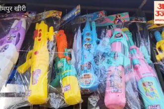 Lakhimpur - Lakhimpur Kheri: होली के रंग से रंगा बाजार, बच्चों को भा रही टैंक वाली पिचकारियां