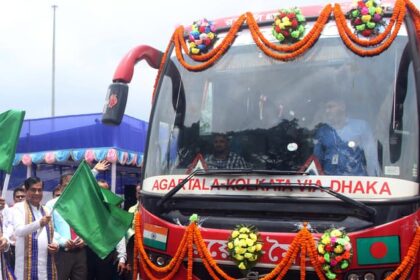 India-Bangladesh: - India-Bangladesh: भारत-बांग्लादेश के बीच शुरू हुई मैत्री बस सेवा, राजनीतिक अस्थिरता के चलते 18 महीनों से थी ठप