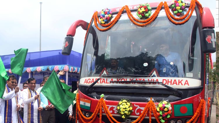 India-Bangladesh: - India-Bangladesh: भारत-बांग्लादेश के बीच शुरू हुई मैत्री बस सेवा, राजनीतिक अस्थिरता के चलते 18 महीनों से थी ठप