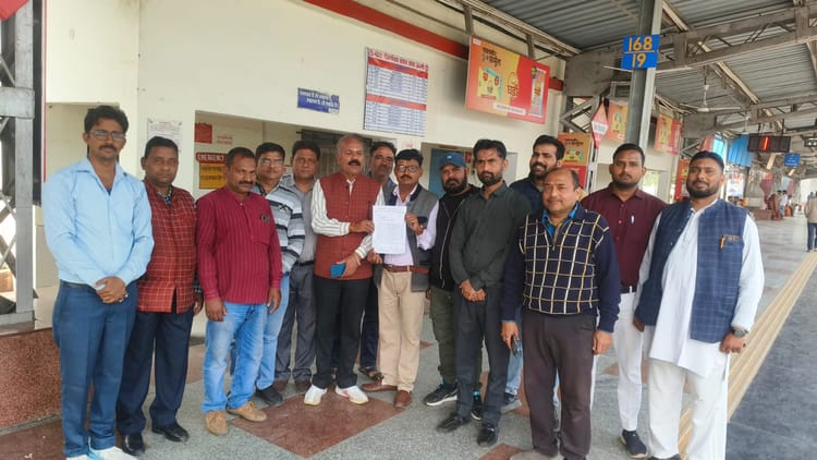 Lakhimpur - Lakhimpur Kheri News: ट्रेनों की संख्या बढ़ाने के लिए सौंपा ज्ञापन