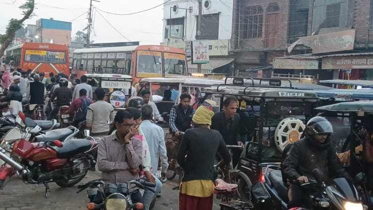 Lakhimpur - Lakhimpur Kheri News: गोला में शिवम चौराहा से आंबेडकर तिराहे तक जाम में घंटों फंसे रहते हैं राहगीर