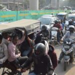 मेट्रो - मेट्रो की बैरिकेडिंग बनी मुसीबत: एमजी रोड पर 30 मिनट तय होता है आधा किमी का सफर, स्कूल टाइम में हालात बेकाबू