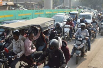 मेट्रो - मेट्रो की बैरिकेडिंग बनी मुसीबत: एमजी रोड पर 30 मिनट तय होता है आधा किमी का सफर, स्कूल टाइम में हालात बेकाबू